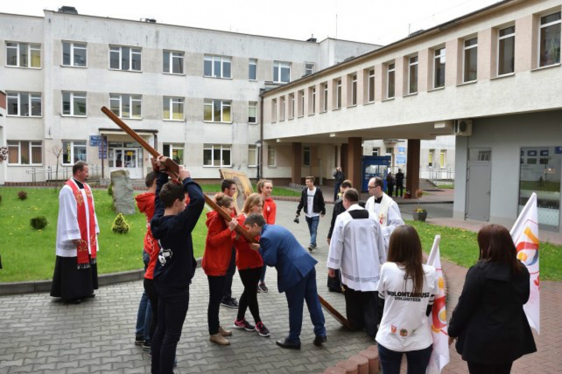 Symbole ŚDM zawitały do Szpitala w Limanowej - zdjęcie
